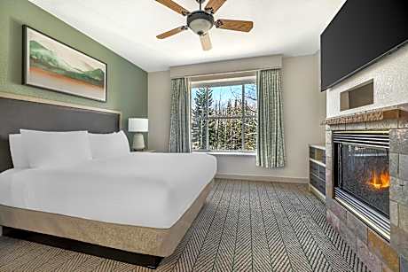 2 BEDROOM 1 KING 2 QUEENS SUITE WITH SOFABED