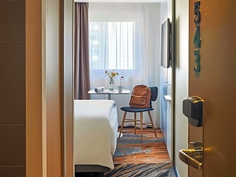 Two non-connecting Double rooms (2 people per room)