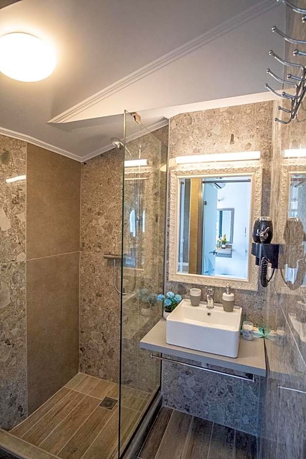 Serenity Luxe Suites