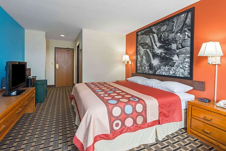 Super 8 by Wyndham Staunton