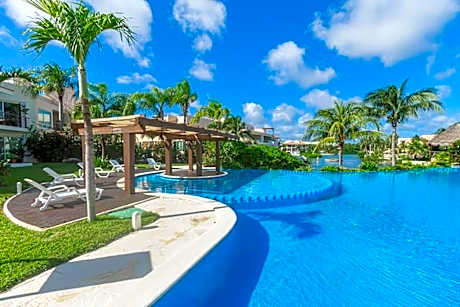 2BR Apt with Lagoon View in Puerto Aventuras
