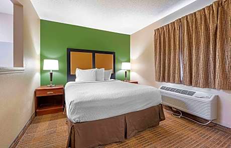 Deluxe Studio with 1 Queen Bed - Non-Smoking