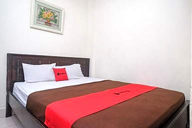 RedDoorz @ Hotel Rich Parepare near Pantai Mattirotasi