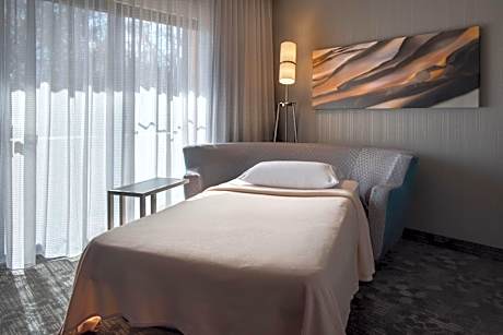 One-Bedroom King Suite with Sofa Bed, Courtyard View and Balcony – Hearing Accessible