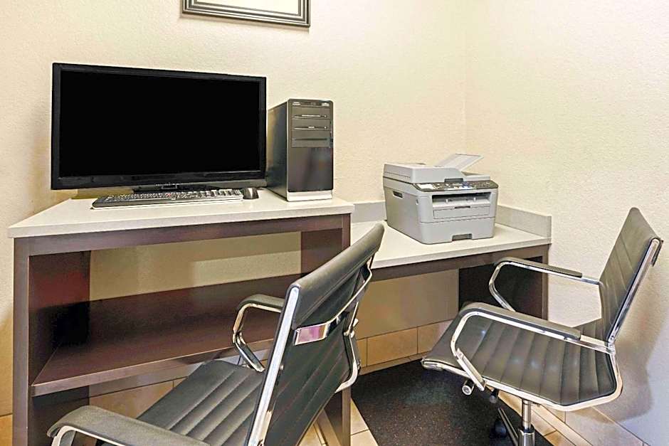 La Quinta Inn & Suites by Wyndham Ada