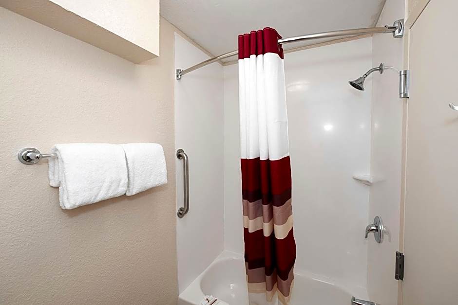 Red Roof PLUS+ Jacksonville - Southpoint