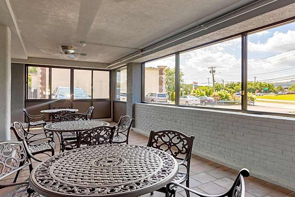 Econo Lodge Hicksville - Long Island