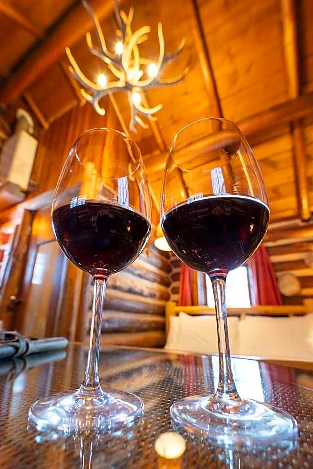 Storm Mountain Lodge Cabins Dining