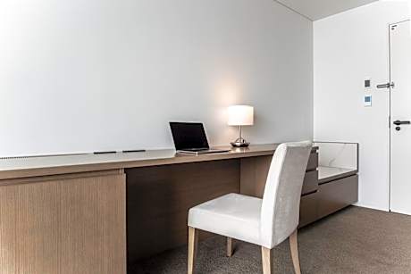 Deluxe King Room with Lounge Access - Non-Smoking