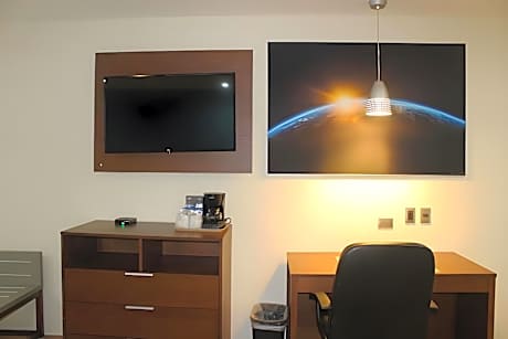 1 King Bed, Suite, Nonsmoking, Upgrade