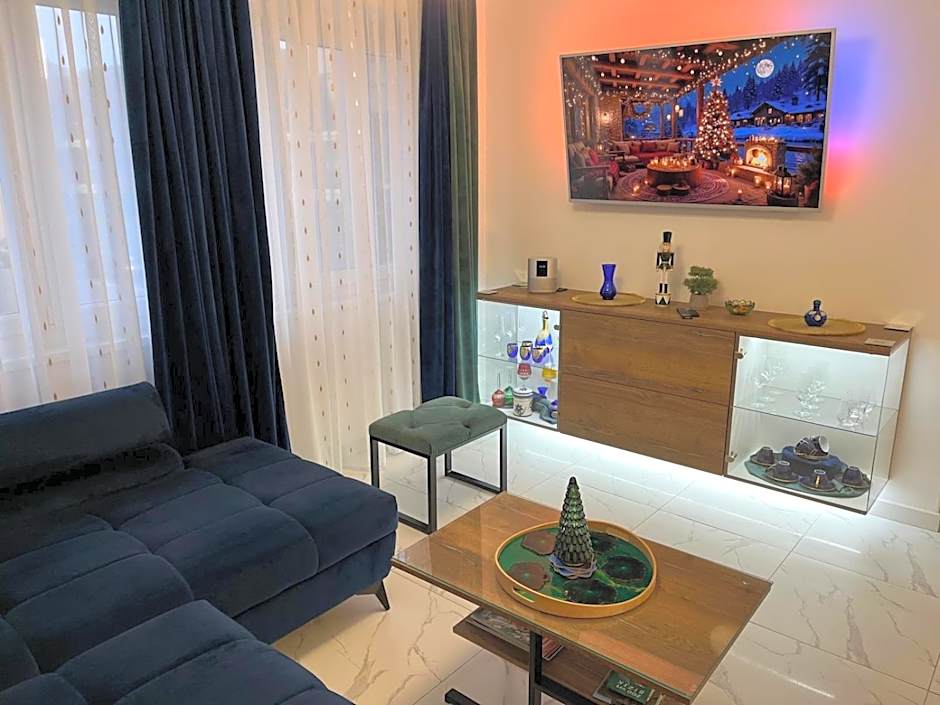 La Luna Premium Deluxe Apartment with Pool & Jacuzzi, Bikes and Secured Parking