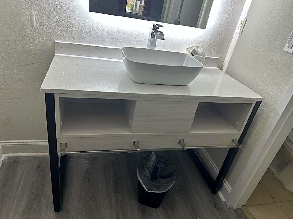 Magnolia Inn Extended Stay of Kingsland - New 2024 - Book a Kitchen Room - 12 Noon Check Out - Sleep In Late - Better Sleep - Ultra Sparkling - Pool open until until 4AM - Stay and Save Today - 24 Hour Front Desk - Premium Coffee Bar - Award Winning Inn