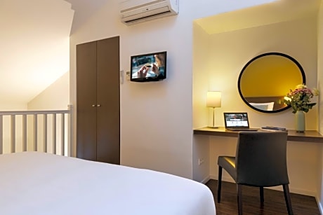 Deluxe One-Bedroom Apartment