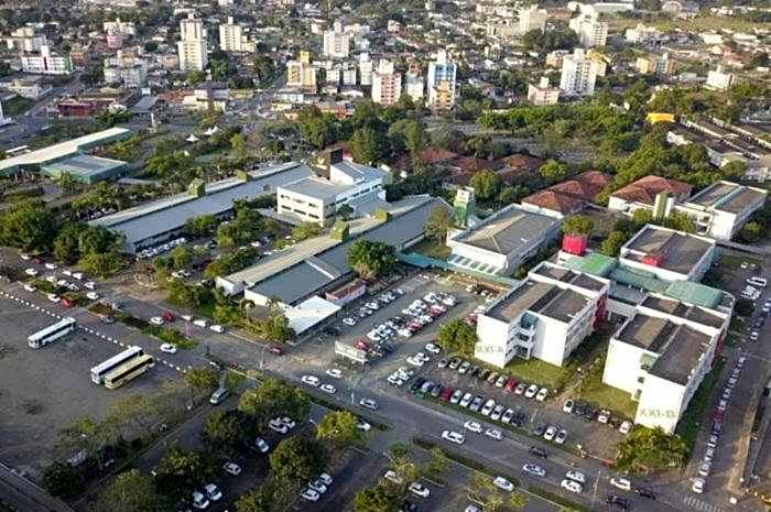 Apartamento TOP CLIMATIZADO em CRICIÚMA-SC - ótimo CUSTO-BENEFÍCIO - Cozinha completa - Cama Box - WiFI - Smart TV - Apps YouTube - NetFlix - Prime Vídeo - Garagem coberta - Portaria Digital 24h - Lugar sossegado e arborizado - Acomoda até 5 pessoas