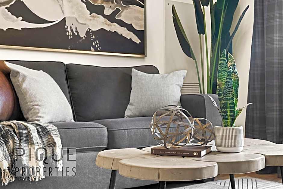 Mountain Haven Retreat, Pool & Hot Tub, UG Parking, Fitness Centre, WiFi!