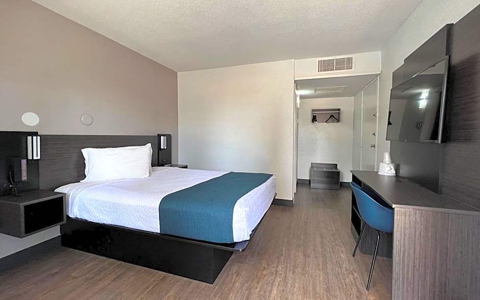 Motel 6-Bakersfield, CA - South