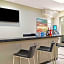 La Quinta Inn & Suites by Wyndham Mercedes Outlet Mall