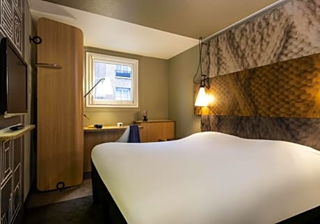 Standard Room with One Double Bed and One Single Bed