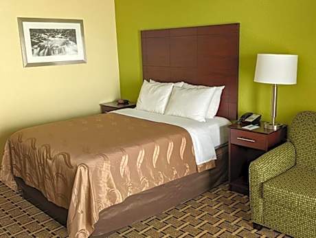 Queen Room with Accessible Tub - Accessible/Non-Smoking