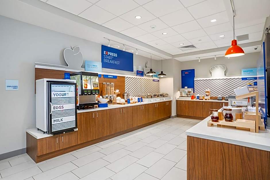 Holiday Inn Express & Suites Cedar Rapids NW - Marion By IHG