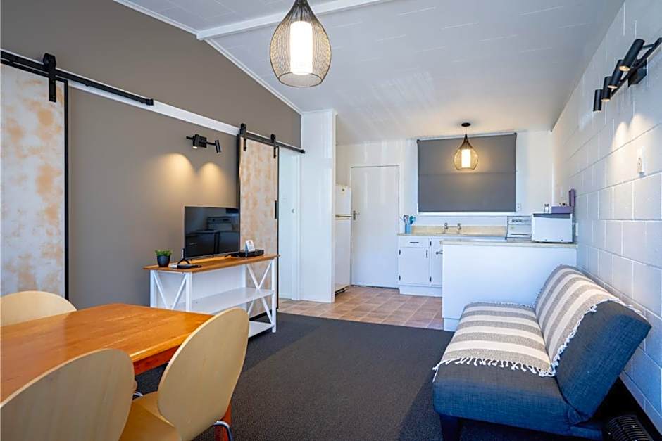 Frimley Lodge Motel - with Airport Shuttle service- Best Location in Town