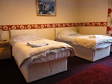 Double or Twin-Large-Ensuite with Shower-Countryside view