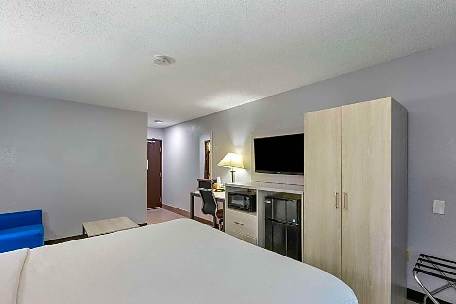 Photo 1 of 4 of 1 Queen Bed, Mobility Accessible, Grab Bars, Bathtub