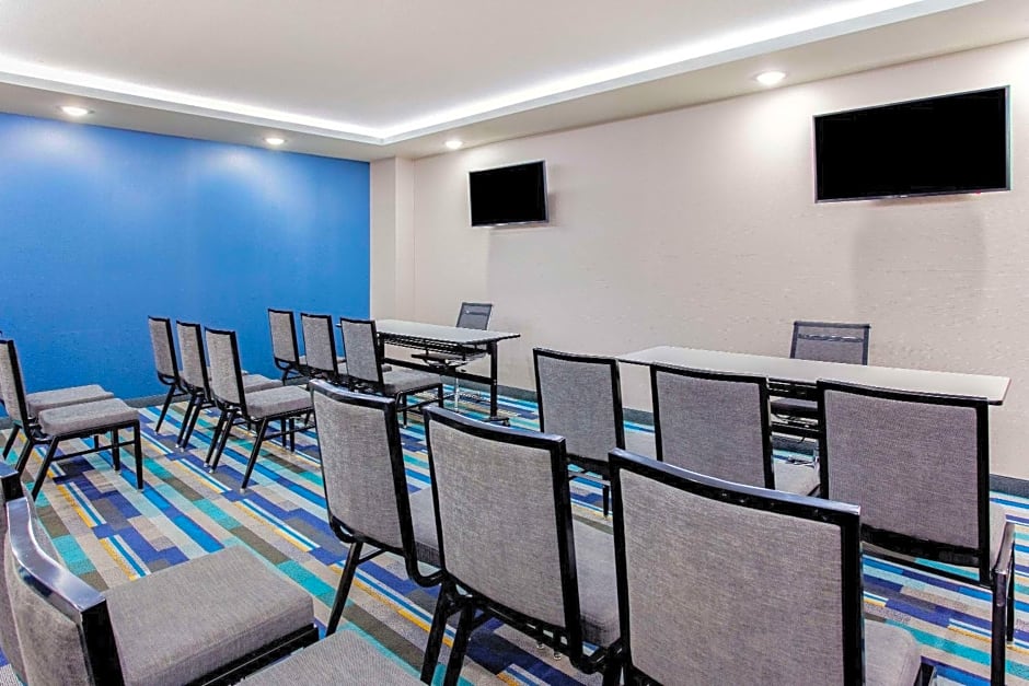 La Quinta Inn & Suites by Wyndham San Antonio Alamo City