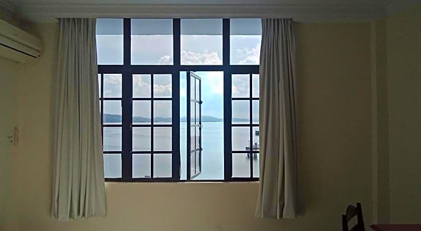 The Upper Deck Hotel