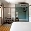 Garde and Warders Hotel