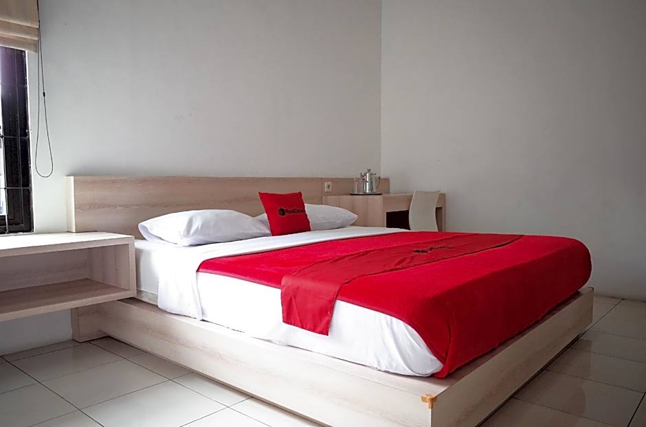 RedDoorz near Taman Kota Lapang Merdeka Sukabumi