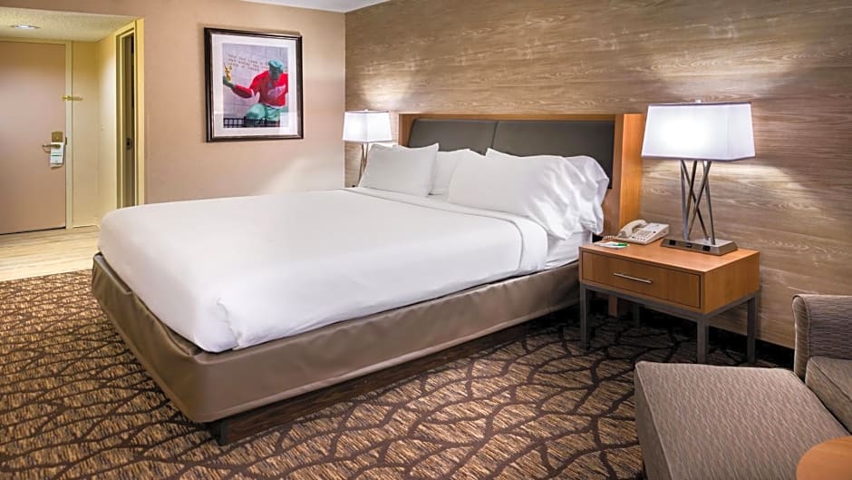 Holiday Inn Hotel & Suites Warren by IHG