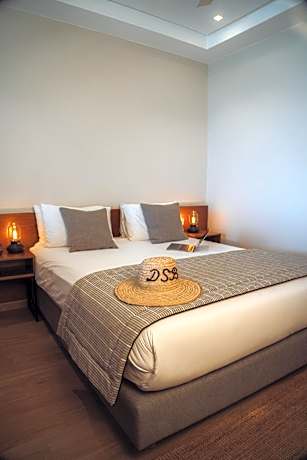 Queen Suite with Sofa Bed and Ocean View - Non-Smoking