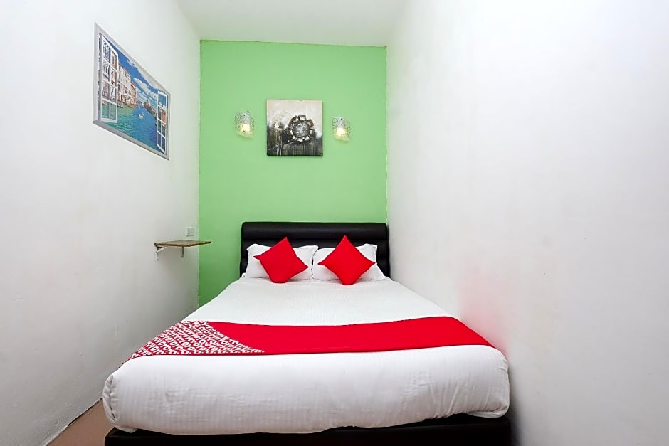 OYO 850 Gold Star Hotel