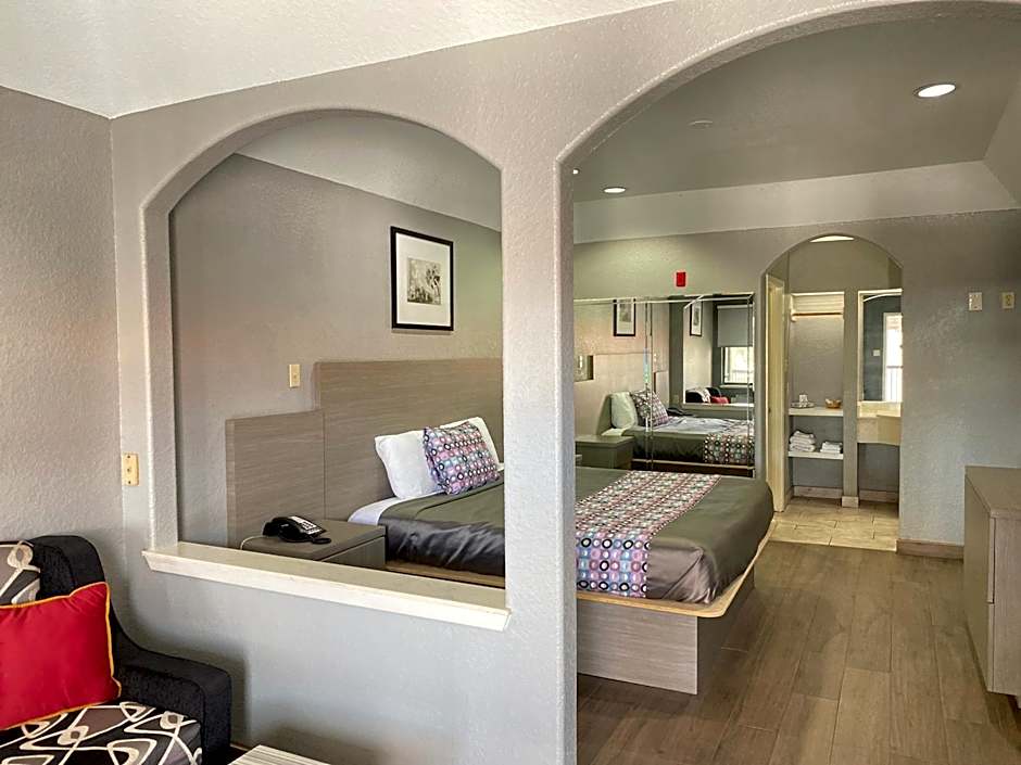 Island Suites Hobby Airport