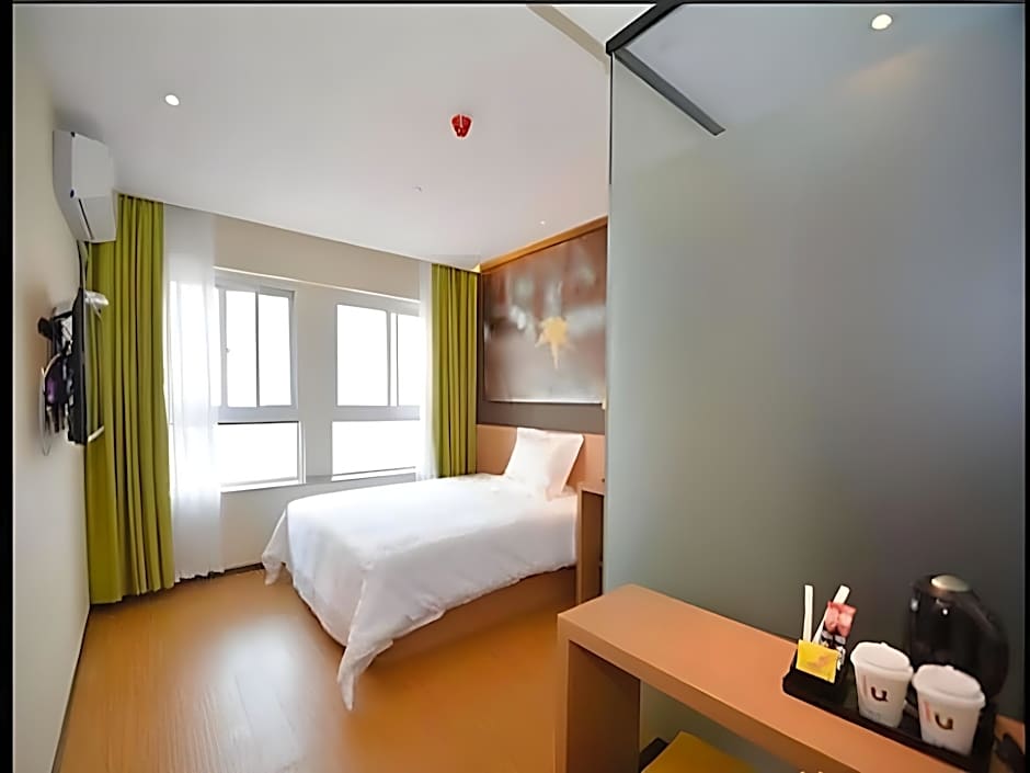 IU Hotel Zhengzhou Xinzheng Sias International University Branch