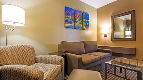 Suite-2 Queen Beds  Non-Smoking  Whirlpool  Sofabed  Microwave And Refrigerator  Wi-Fi  Full Breakfa