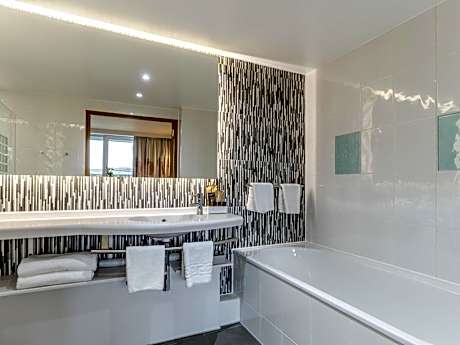 Executive Room with queen size bed and balcony
