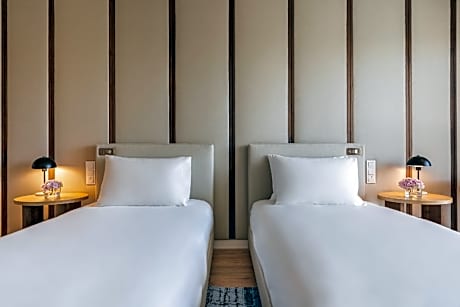 Standard Courtyard 2 Twin Beds
