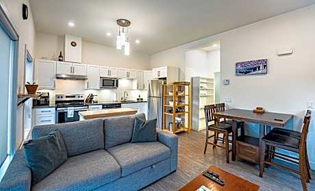 Niska's Den by Revelstoke Vacations