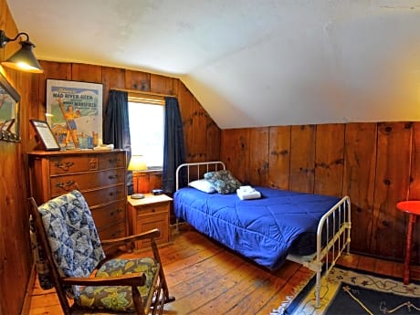 Standard Twin Room with Shared Bathroom