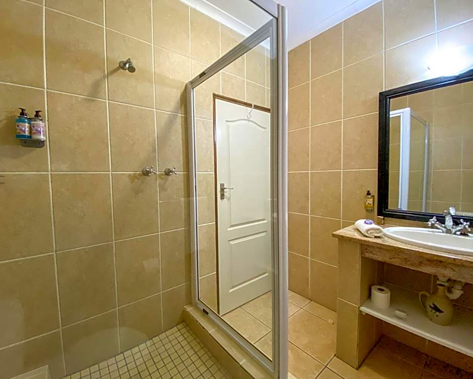 Bar-t-nique Guest House