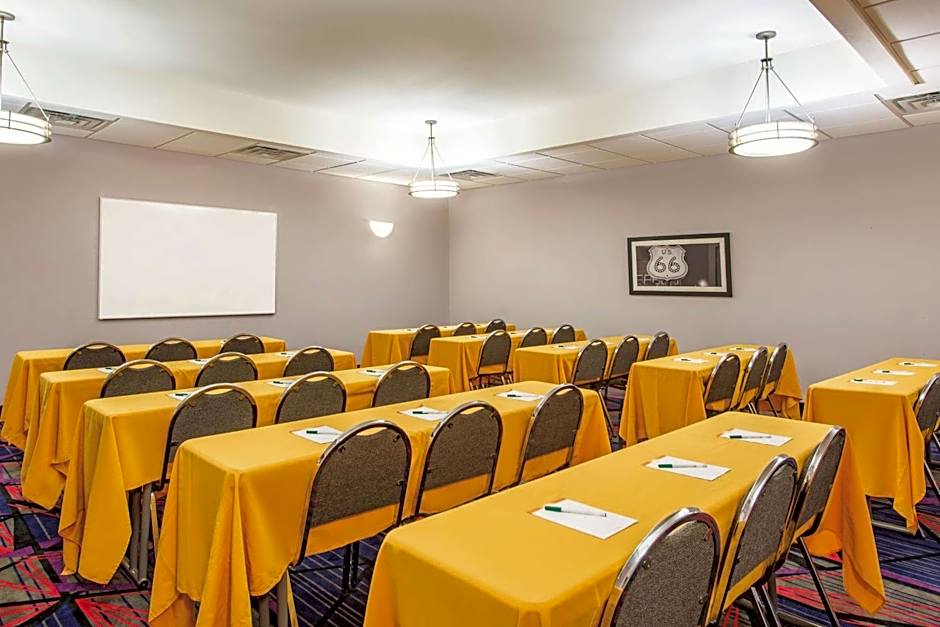 La Quinta Inn & Suites by Wyndham Tulsa Airport