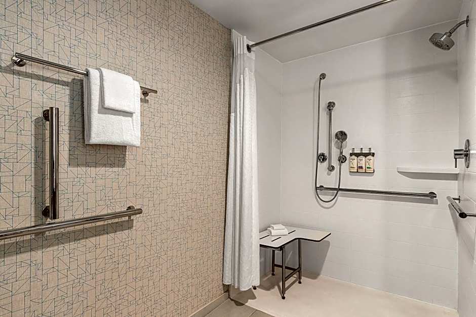 Holiday Inn Express and Suites Staunton By IHG