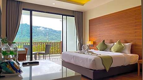 Deluxe Mountain King Bed (no bathtub)