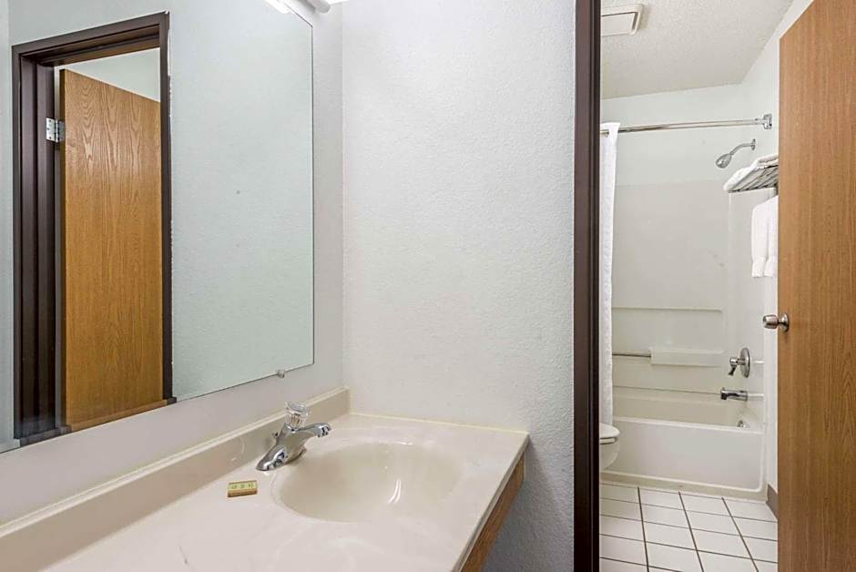 Super 8 by Wyndham New Stanton