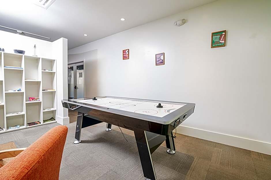 Disney 12 minutes for family, Pool and parking FREE