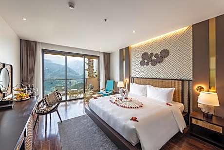 Deluxe Double Room with Balcony and Mountain View