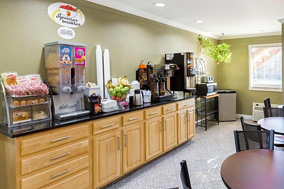 Super 8 by Wyndham Indianapolis-Southport Rd