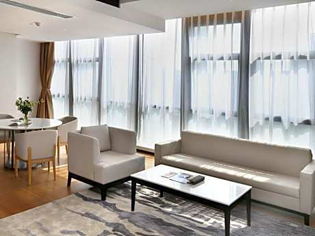 Deluxe King Suite